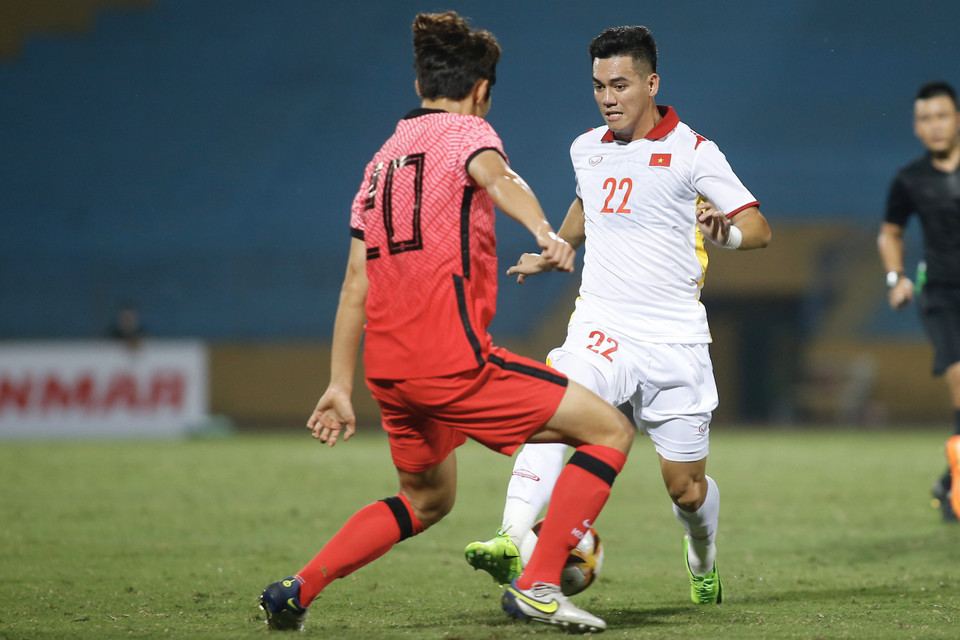 Tuy nhiên, cầu thủ hai bên đều bỏ lỡ cơ hội. Đáng chú ý, tiền đạo Tiến Linh nhận nhiều kỳ vọng, đã bỏ lỡ đến hai tình huống ngon ăn ở hiệp hai. (Ảnh: PV/Vietnam+)