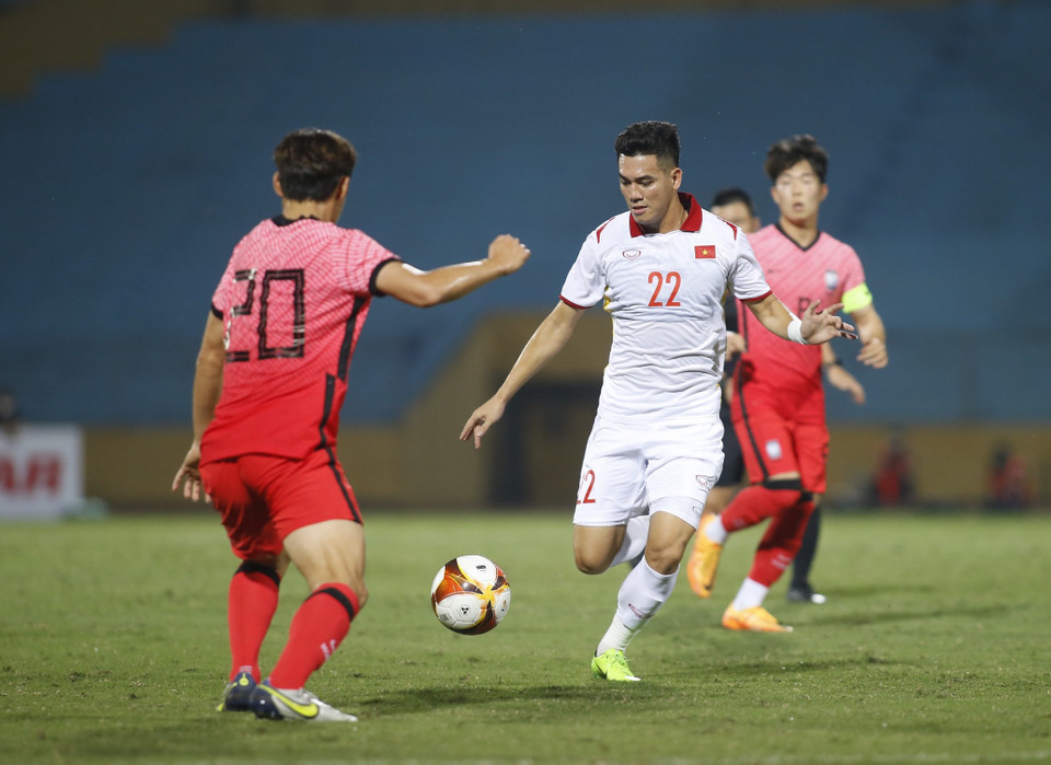 Đúng với phát biểu trước trận đấu, huấn luyện viên Park Hang-seo tung ra đội hình mạnh với sự xuất hiện của ba cầu thủ quá tuổi tham dự SEA Games 31 gồm Tiến Linh, Hoàng Đức và Hùng Dũng. (Ảnh: PV/Vietnam+)