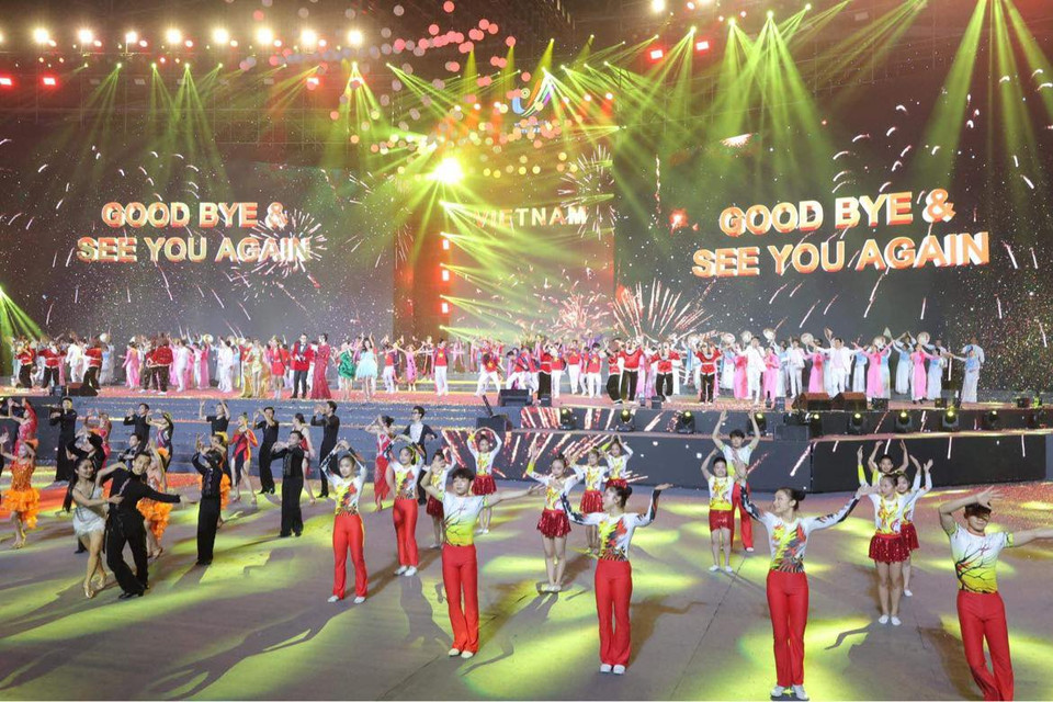 Chương trình Lễ bế mạc SEA Games 31 khép lại bằng các tiết mục âm nhạc, xiếc và thể thao có chủ đề “Tỏa sáng” với sự góp mặt của các nghệ sĩ trẻ hàng đầu của Việt Nam. (Ảnh: Minh Hiếu/Vietnam+)