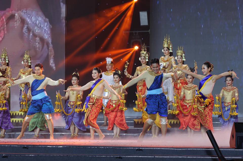 Tiết mục biểu diễn nghệ thuật chào mừng của Campuchia với vũ điệu Apsara - biểu tượng của văn hóa, tâm hồn và bản sắc của người Khmer. (Ảnh: Minh Hiếu/Vietnam+)