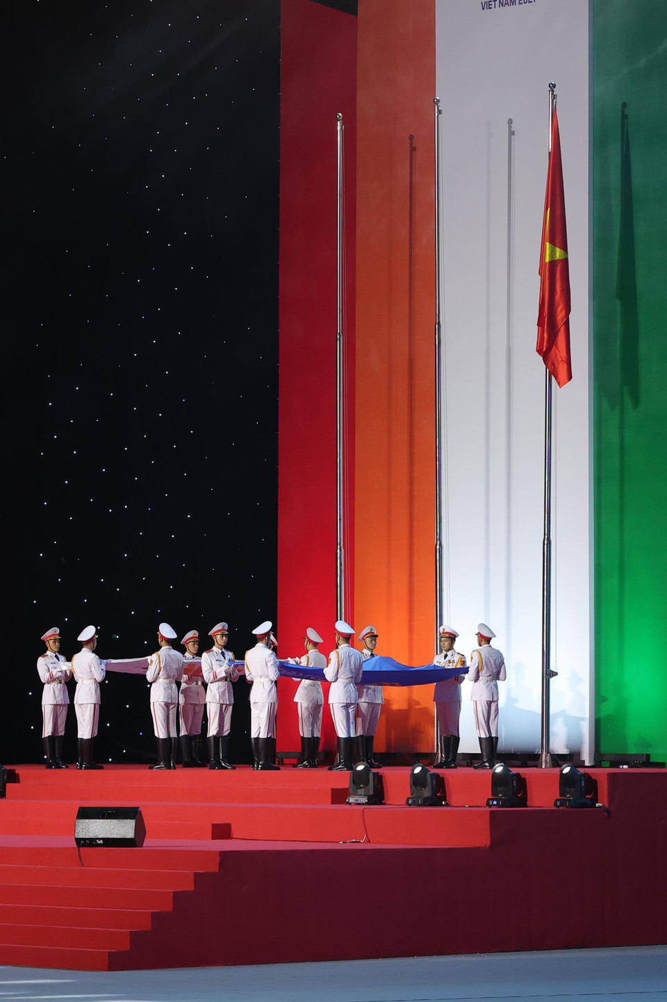 Nghi thức hạ cờ: Lá cờ của Liên đoàn Thể thao Đông Nam Á và SEA Games 31 đã được hạ xuống. (Ảnh: Minh Hiếu/Vietnam+)