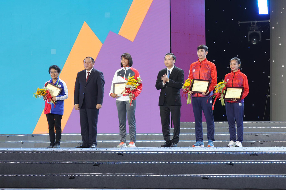 Nguyễn Huy Hoàng và Jing Wen Quah (Singapore, bơi), Nguyễn Thị Oanh và Joshua Robert Atkinson (Thái Lan, điền kinh) được vinh danh trong lễ bế mạc, vì những thành tích nổi bật tại SEA Games 31. (Ảnh: Minh Hiếu/Vietnam+)