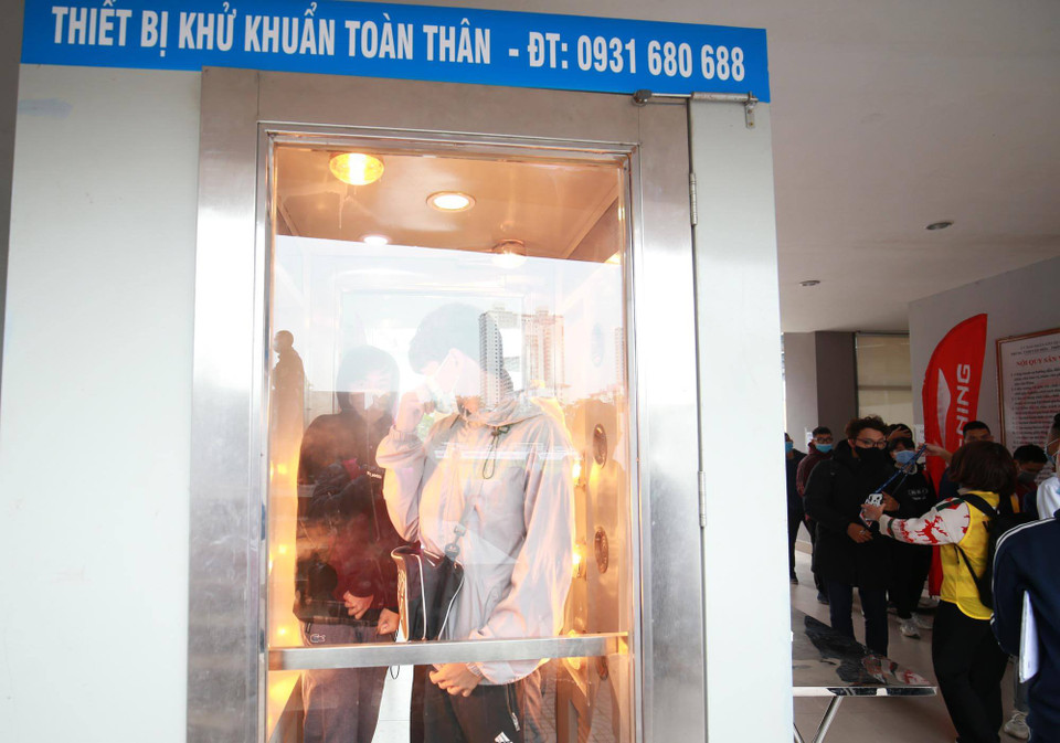 Lượng khán giả đông đảo được đảm bảo y tế, chấp hành quy định về phòng chống dịch COVID-19 trước khi vào khán đài theo dõi HPL-S8. (Ảnh: CTV/Vietnam+) 