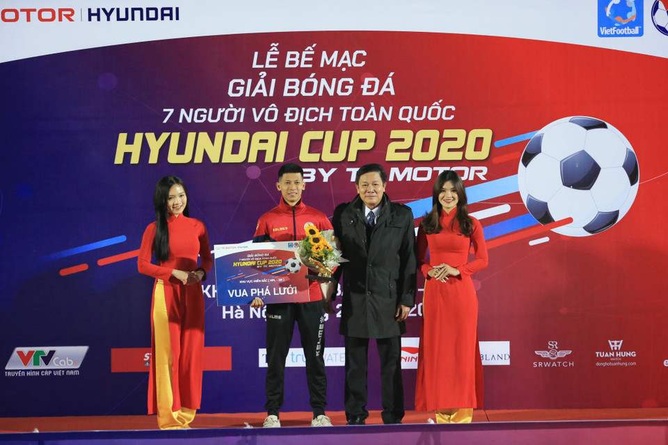 Đáng chú ý, FC Du Lịch không chỉ vô địch mà còn thâu tóm toàn bộ các danh hiệu cá nhân của mùa giải. 'Thuyền trưởng' đội bóng này giành giải Huấn luyện viên xuất sắc nhất. Cầu thủ Trần Anh Đức được trao Thủ môn xuất sắc nhất và Cao Văn Nhật đoạt cú đúp Vua phá lưới, Cầu thủ xuất sắc nhất. (Ảnh: CTV/Vietnam+)