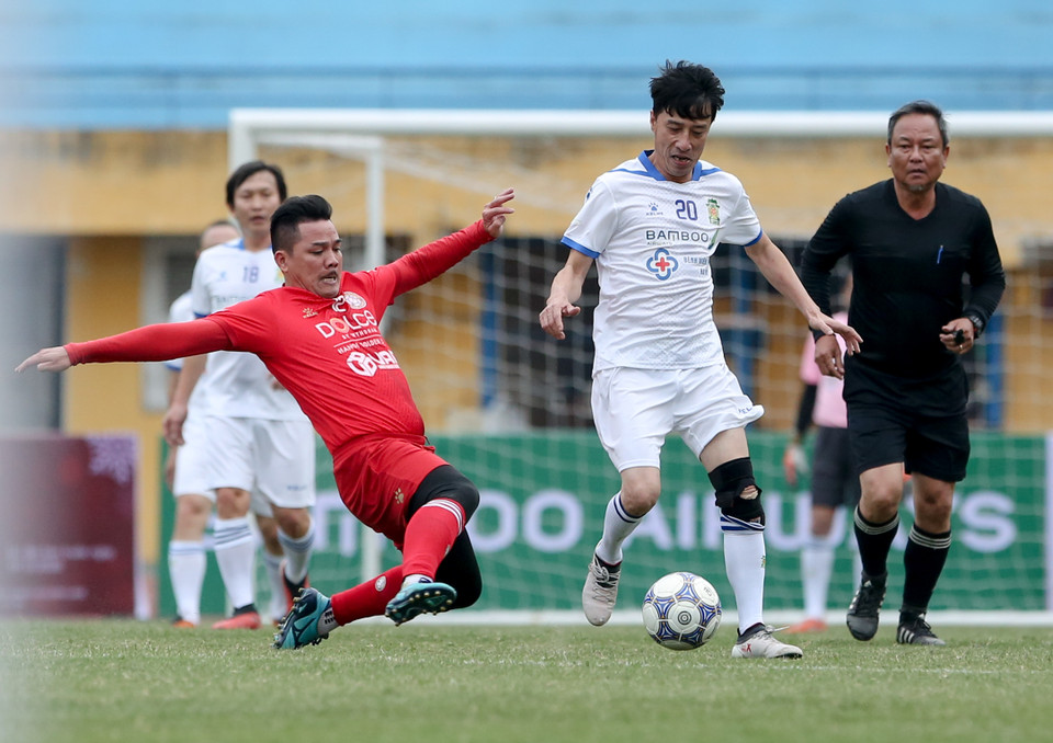 Tuy trận đấu mang ý nghĩa tái hiện lại ‘derby’ Thủ đô năm xưa, song vẫn giữ được sự hấp dẫn, máu lửa như 25 năm về trước khi các cựu danh thủ của đôi bên chơi quyết tâm vì màu cờ sắc áo. (Ảnh: Trung Hiếu/Vietnam+)