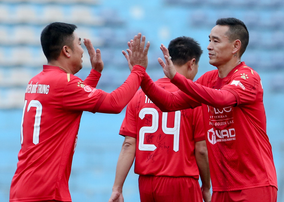 Thế nhưng, với những khán giả có mặt tại Hàng Đẫy theo dõi trận đấu này, ý nghĩa về kỷ niệm một thời quan trọng hơn nhiều kết quả thắng và thua. (Ảnh: Trung Hiếu/Vietnam+)