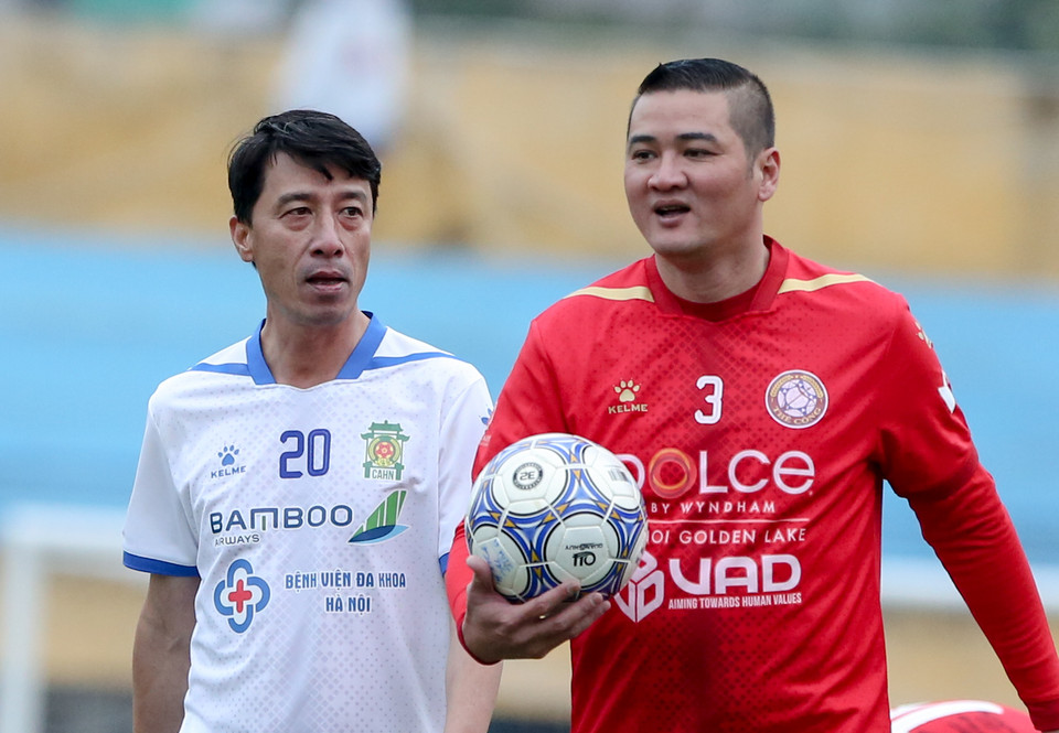 Và sau 25 năm, ở trận đấu tái hiện lại, những điều đặc biệt như vậy vẫn được giữ lại. Hai đội danh thủ một thời hòa nhau 2-2 trong 90 phút giằng co và phải bước vào loạt luân lưu để phân định thắng thua. (Ảnh: Trung Hiếu/Vietnam+)