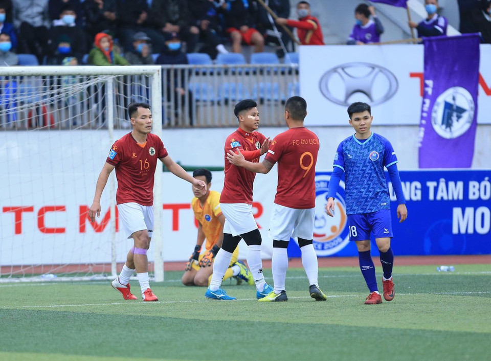 Ở vòng đấu cuối, FC Du Lịch xuất sắc đánh bại 6-2 Việt Phương Đông để lên ngôi vô địch. Trước đó, đội bóng này đã đẫn đầu bảng xếp hạng và hơn hai đội xếp sau 2 điểm. (Ảnh: CTV/Vietnam+)