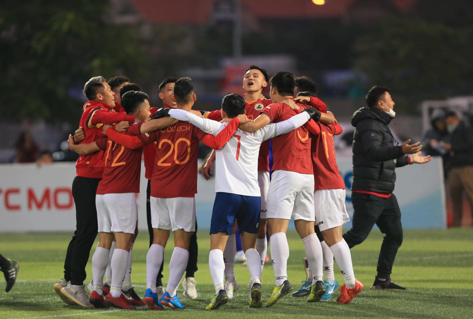 Chiến thắng tưng bừng ở trận cuối giúp FC Du Lịch lần đầu tiên lên ngôi ở sân chơi ‘bóng đá phủi’ hàng đầu miền Bắc, mặc cho đội xếp sau FC Mobi cũng giành 3 điểm. (Ảnh: CTV/Vietnam+)