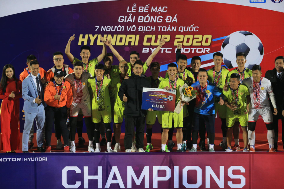 Còn lại, FC Ocean về đích ở vị thứ ba chung cuộc và FC Tuấn Sơn nhận giải phong cách nhờ lối chơi đẹp mắt. (Ảnh: CTV/Vietnam+)