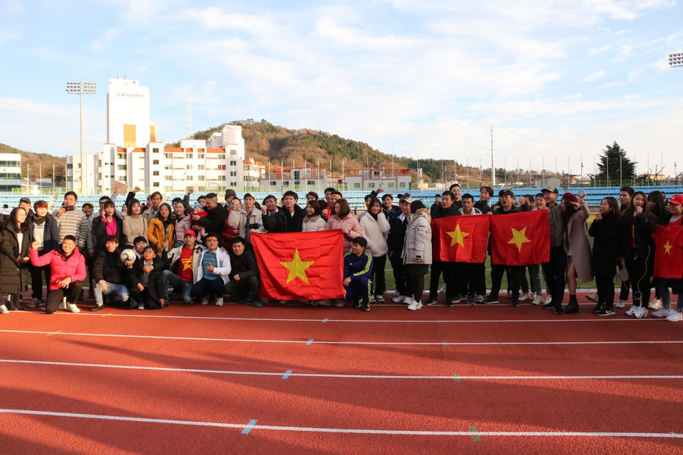 Người hâm mộ Việt Nam và Hàn Quốc đến sân cổ vũ đội tuyển tập luyện. (Ảnh: Mạnh Hùng/TTXVN)