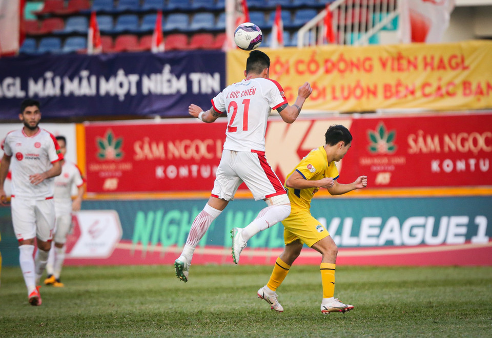 Tuy nhiên, Hoàng Anh Gia Lai không thể chơi hứng khởi hơn sau bàn thắng dẫn trước, thay vào đó để Viettel đòi lại thế trận và sớm có bàn thắng gỡ hòa. Chỉ 5 phút sau khi Công Phượng ghi bàn, tiền đạo Geovane lập công cho đội khách bằng cú sút hiểm hóc trong khu vực cấm địa. (Ảnh: PV/Vietnam+)