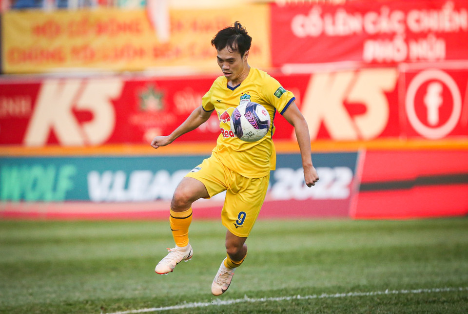 Bị gỡ hòa ở những phút cuối, Hoàng Anh Gia Lai không thể tiếp tục vươn lên dẫn trước dù cho tạo ra được nhiều pha bóng hãm thành. Qua đó, đội bóng này chỉ có thể chấp nhận trận hòa 2-2 trên sân nhà và tiếp tục chưa giành được chiến thắng ở V-League 2022 sau 4 vòng đấu.