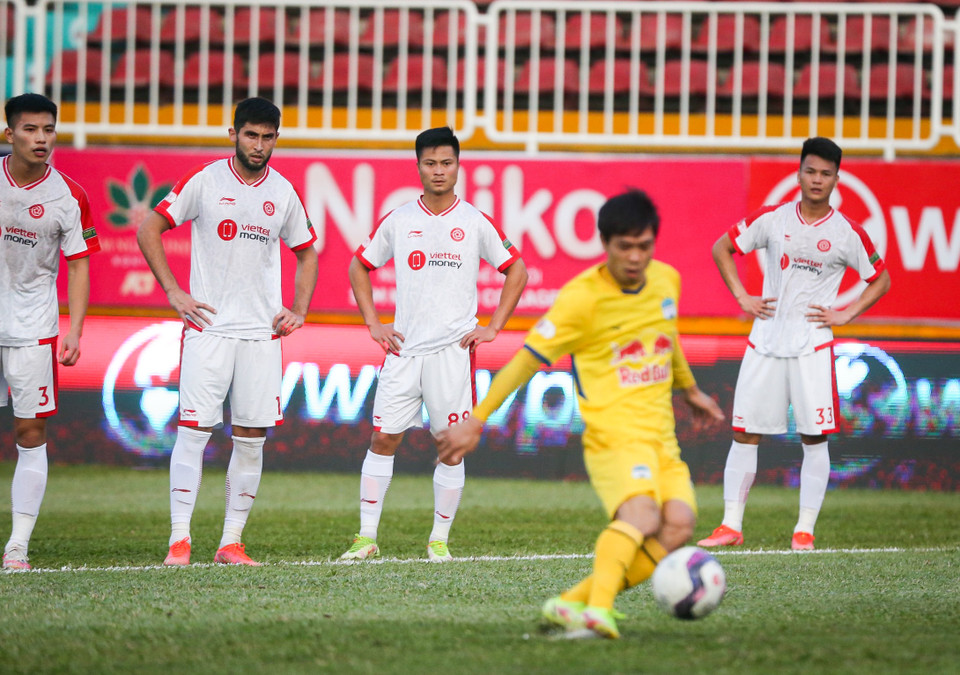 Tới phút 25, Công Phượng một lần nữa giúp Hoàng Anh Gia Lai vươn lên dẫn trước 2-1 sau khi thực hiện thành công quả phạt đền. Trước đó, tiền vệ Đức Chiến bên phía Viettel để bóng chạm tay trong vòng cấm. (Ảnh: PV/Vietnam+)