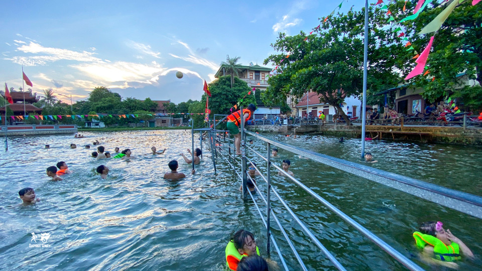 Dọc “bể bơi” có cắm thước cảnh báo mực nước, quây rào sắt để ngăn khu vực bơi lội dành cho trẻ nhỏ và có bảng nội quy bơi lội rõ ràng về điều kiện an toàn cũng như giữ vệ sinh như một bể bơi chuyên nghiệp. (Ảnh: Hung Phung/Vietnam+)