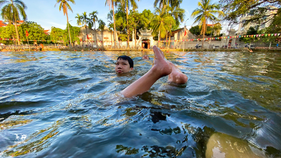 Sau 4 năm cải tạo, ao Thiên vẫn được người dân sửa chữa và duy trì sự xanh mát và sạch sẽ. Hệ thống nước sách được đầu tư vẫn hoạt động tốt. (Ảnh: Hung Phung/Vietnam+)