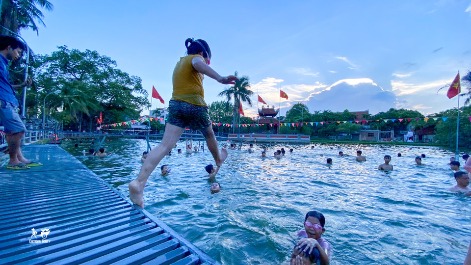 Ao Thiên giúp mọi người vừa rèn luyện sức khỏe, vừa tập dượt được kỹ năng bơi lội cho trẻ. Mục đích chính của "bể bơi" là hướng tới hạn chế nguy cơ đuối nước ở trẻ nhỏ. (Ảnh: Hung Phung/Vietnam+)