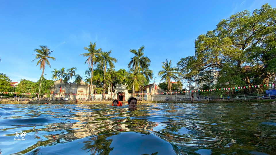 Ao Thiên rộng tới 700m2 luôn tấp nập người lớn, trẻ nhỏ bơi lội mỗi buổi chiều mùa hè những năm gần đây. Đây là điểm bơi lội quen thuộc của người dân xã Dương Liễu. (Ảnh: Hung Phung/Vietnam+)