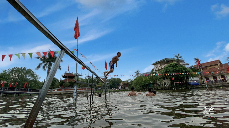 Hình ảnh ao Thiên mới được chụp bởi Duonglieu Gallery (một dự án nhiếp ảnh phi lợi nhuận tại xã Dương Liễu) cho thấy vẻ đẹp ngỡ ngàng của "bể bơi" xanh mát sau 4 năm, qua đó thể hiện cả nét đẹp của vùng quê ngoại thành Hà Nội.