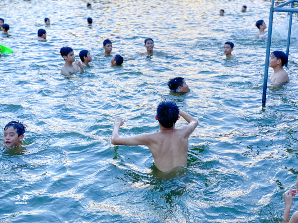 Để cải tạo ao tù người dân xã Dương Liễu phải dọn sạch rác, hút hết nước trong ao rồi xử lý nền đất, khoan giếng và bơm nước sạch vào. Nguồn kinh phí hoàn toàn được người dân trong xã đóng góp. (Ảnh: Hung Phung/Vietnam+)