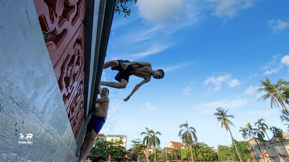 Khoảnh khắc đẹp trẻ nhỏ hoà mình vào ao làng xanh mát nơi vùng quê nhưng được đảm bảo an toàn và sạch sẽ được ghi lại bởi Duonglieu Gallery. 