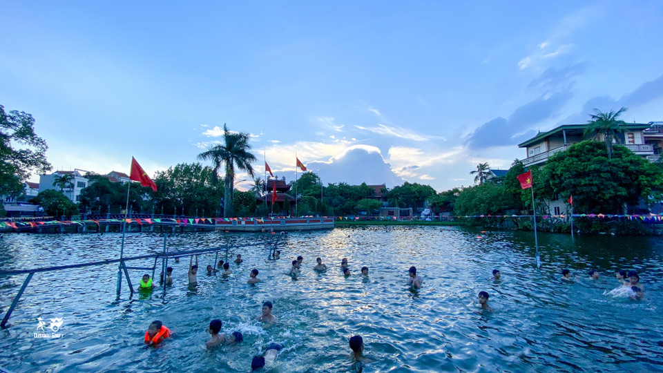 Từ ao tù bị ô nhiễm, rác thải phủ kín mặt nước, ao Thiên thuộc xã Dương Liễu (Hoài Đức, Hà Nội) được người dân chung tay cải tạo lại thành “bể bơi” xanh, phục vụ miễn phí người dân từ năm 2016. (Ảnh: Hung Phung/Vietnam+)