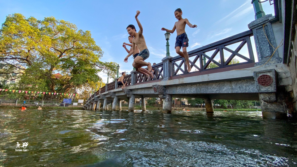 Hình ảnh gây ấn tượng mạnh bởi vẻ đẹp mộc mạc của một làng quê ven sông Đáy đang trong giai đoạn phát triển nông thôn mới. (Ảnh: Duonglieu Gallery)