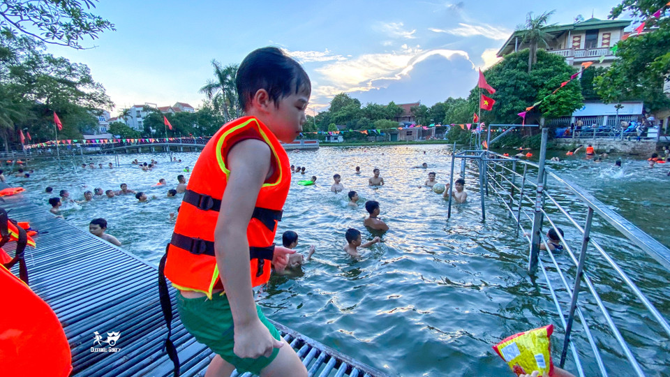 Trước đây, xã Dương Liễu từng xảy ra rất nhiều tai nạn trẻ nhỏ đuối nước thương tâm. Vì vậy, ý tưởng cải tạo ao làng thành bể bơi miễn phí cho nhân dân, trẻ nhỏ có chỗ vui chơi lành mạnh, nâng cao kỹ năng bơi lội đã được hiện thực hóa. (Ảnh: Hung Phung/Vietnam+)