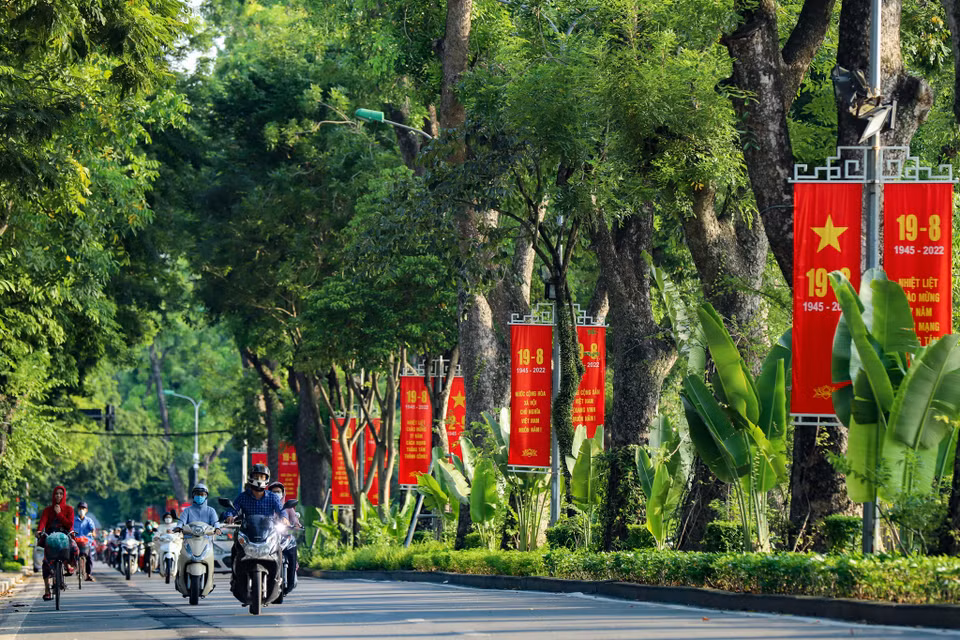 Kỷ niệm 77 năm Cách mạng Tháng Tám và ngày Quốc khánh 2/9, Hà Nội đã trang hoàng cụm thông tin, cổ động, pano, áp phích, khẩu hiệu, màn hình cổ động ở các khu trung tâm, cơ quan, công sở và nơi tập trung đông người. (Ảnh: Hoài Nam/Vietnam+)