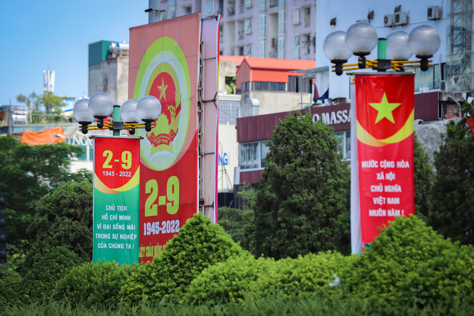 Băng rôn, biểu ngữ được trang trí trên khắp các tuyến phố chào mừng ngày lễ lớn của dân tộc. Trong ảnh là cụm băng rôn biểu ngữ trên đường Xã Đàn. (Ảnh: Hoài Nam/Vietnam+)