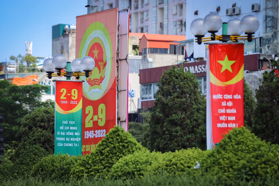 Băng rôn, biểu ngữ được trang trí trên khắp các tuyến phố chào mừng ngày lễ lớn của dân tộc. Trong ảnh là cụm băng rôn biểu ngữ trên đường Xã Đàn. (Ảnh: Hoài Nam/Vietnam+)