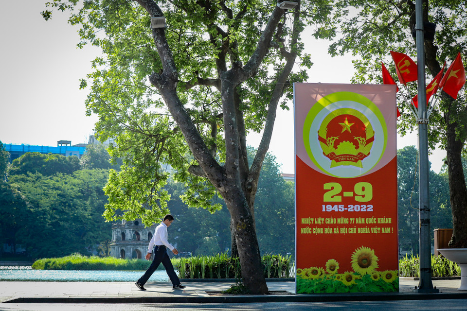 Khu vực Hồ Gươm được đặt những pano, áp phích lớn dọc các tuyến phố ven hồ. (Ảnh: Hoài Nam/Vietnam+)