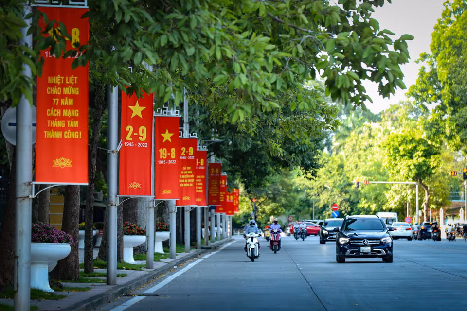 Trên các tuyến phố dẫn vào lăng Chủ tịch Hồ Chí Minh đều rực rỡ sắc đỏ của cờ Tổ quốc, băng rôn, khẩu hiệu. (Ảnh: Hoài Nam/Vietnam+)
