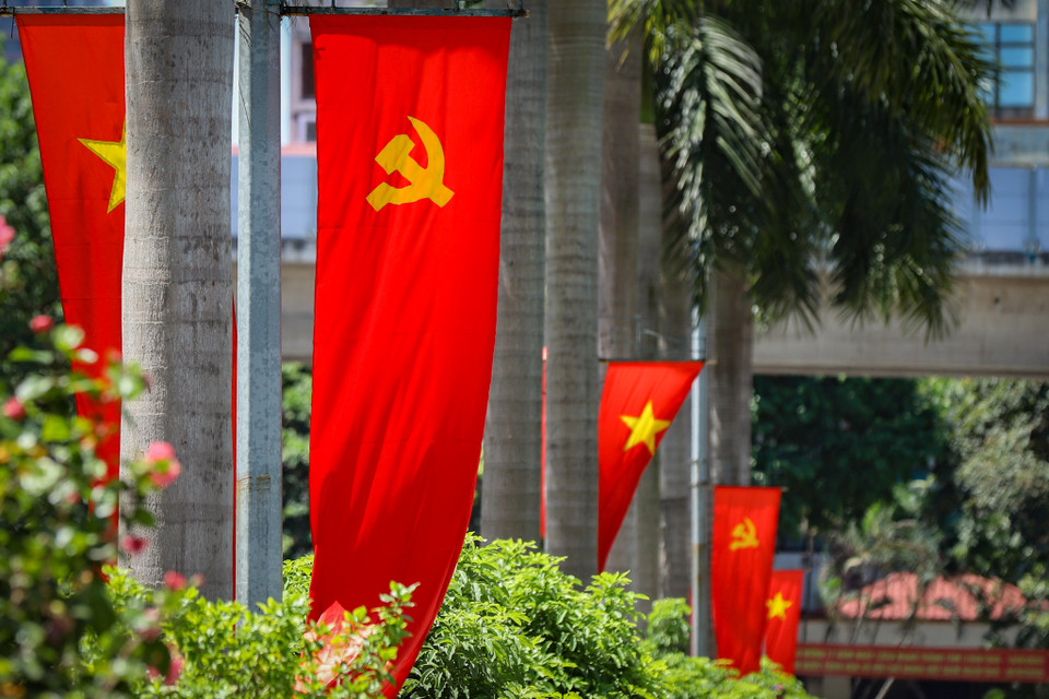 Hoạt động trang trí, tuyên truyền nhằm khích lệ, cổ vũ các thế hệ người Việt Nam tích cực học tập, phấn đấu, cống hiến sức lực, trí tuệ, góp phần xây dựng, phát triển Thủ đô và đất nước phồn vinh, hạnh phúc. (Ảnh: Hoài Nam/Vietnam+)