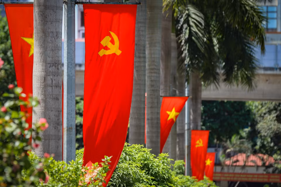 Hoạt động trang trí, tuyên truyền nhằm khích lệ, cổ vũ các thế hệ người Việt Nam tích cực học tập, phấn đấu, cống hiến sức lực, trí tuệ, góp phần xây dựng, phát triển Thủ đô và đất nước phồn vinh, hạnh phúc. (Ảnh: Hoài Nam/Vietnam+)