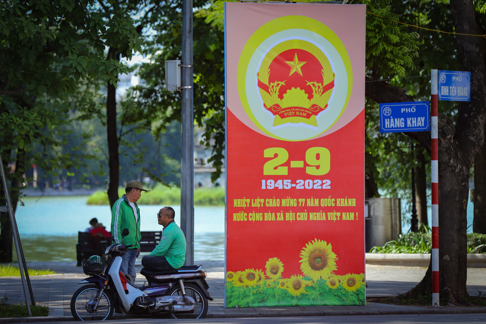 Hình ảnh trên khắp các con phố những ngày này đều gợi cho mỗi người nhớ về những năm tháng lịch sử hào hùng của dân tộc. (Ảnh: Hoài Nam/Vietnam+)