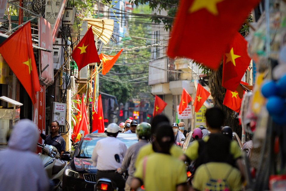 Không chỉ tại các tuyến phố lớn, không khí chào mừng ngày Quốc khánh 2/9 len lỏi vào sâu những ngõ ngách, lá cờ tung bay trước cửa mỗi nhà dân. (Ảnh: Hoài Nam/Vietnam+)