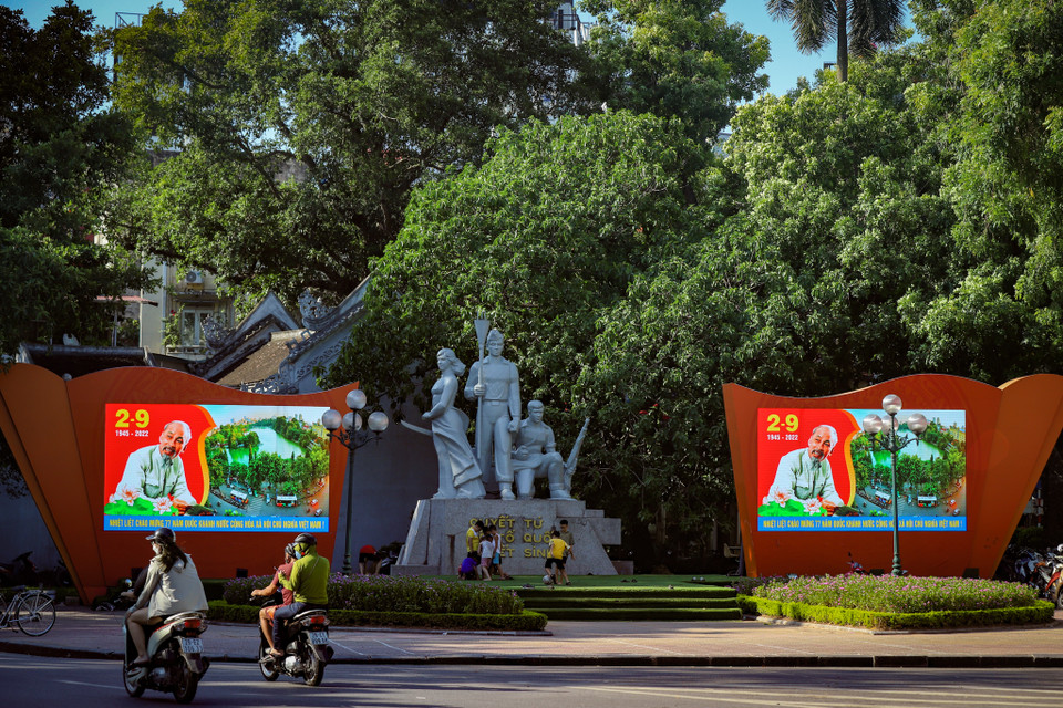 Khu vực Tượng đài Cảm Tử (quận Hoàn Kiếm) cũng được lắp đặt 2 màn hình led trình chiếu các đoạn video chào mừng ngày Quốc khánh 2/9. (Ảnh: Hoài Nam/Vietnam+)