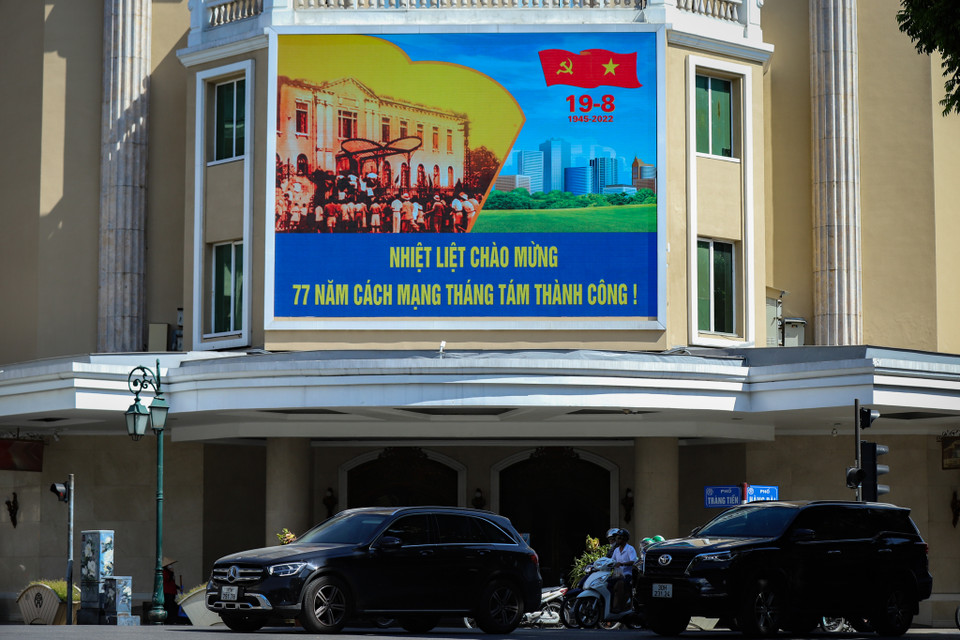 Màn hình led trước Trung tâm thương mại Tràng Tiền (quận Hoàn Kiếm) trình chiếu các đoạn video chào mừng ngày Quốc khánh 2/9. (Ảnh: Hoài Nam/Vietnam+)