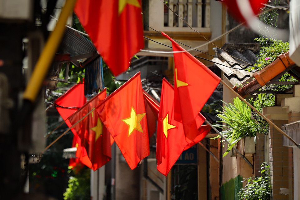 Việc treo cờ Tổ quốc vào mỗi dịp trọng đại của đất nước không chỉ là trang hoàng đường phố mà còn thể hiện niềm tự hào về những năm tháng chiến đấu, hy sinh của toàn dân để dành lại độc lập, dân tộc, toàn vẹn lãnh thổ. (Ảnh: Hoài Nam/Vietnam+)