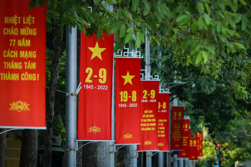 Tại nhiều tuyến phố gần Quảng trường Ba Đình như Hoàng Diệu, Hùng Vương, Điện Biên Phủ... đều rực rỡ sắc đỏ của màu cờ, băng rôn, khẩu hiệu, tranh cổ động, pano. (Ảnh: Hoài Nam/Vietnam+)