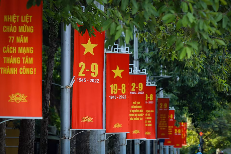 Tại nhiều tuyến phố gần Quảng trường Ba Đình như Hoàng Diệu, Hùng Vương, Điện Biên Phủ... đều rực rỡ sắc đỏ của màu cờ, băng rôn, khẩu hiệu, tranh cổ động, pano. (Ảnh: Hoài Nam/Vietnam+)