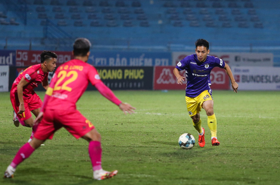 Đội bóng Thủ đô buộc phải thắng để tiếp tục đua vô địch nên chủ động ép sân, chơi tấn công với tốc độ cao ngay từ những phút đầu tiên. (Ảnh: Hiển Nguyễn/Vietnam+)