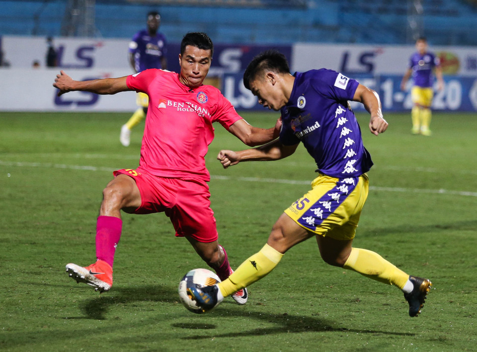 Trong khi đó, Sài Gòn FC chỉ cần kết quả hòa nên chủ động phòng ngự chặt chẽ và gây không ít khó khăn cho đội chủ nhà. (Ảnh: Hiển Nguyễn/Vietnam+) 