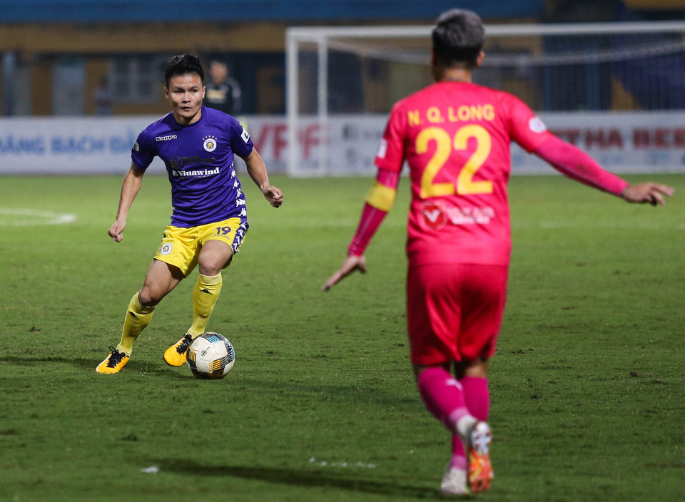 Lần lượt Quảng Hải, Thành Lương và Văn Quyết liên tục có mặt trên phần sân của Sài Gòn FC nhằm tổ chức tấn công với khát khao chiến thắng. (Ảnh: Hiển Nguyễn/Vietnam+)