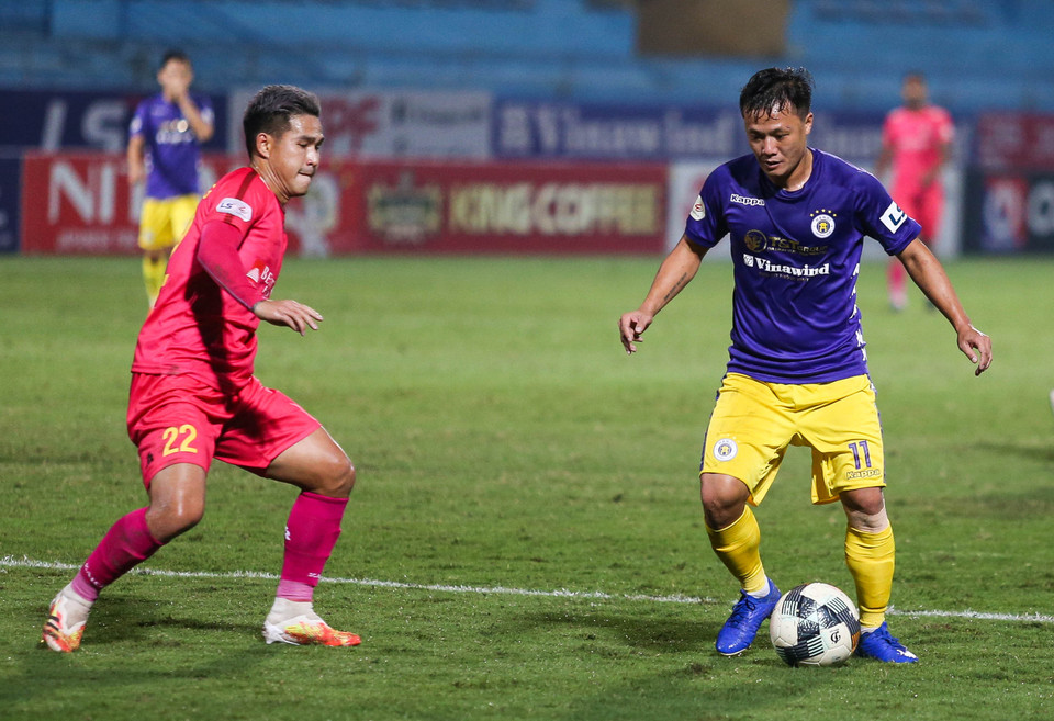  Bước vào hiệp hai, Hà Nội FC tiếp tục thế trận tấn công mạnh mẽ vì phải thắng. Nếu tuột mất 3 điểm, đội bóng này cũng tuột luôn chiếc cúp vô địch. (Ảnh: Hiển Nguyễn/Vietnam+)