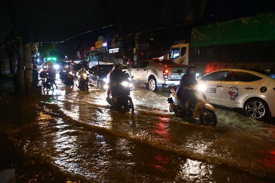 Mưa ngập trên quốc lộ 6, phường Yên Nghĩa, quận Hà Đông. (Nguồn: Minh Quyết/TTXVN)