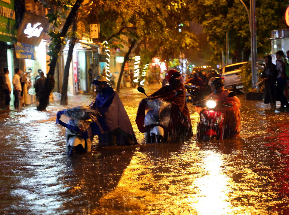 Tuyến phố Nguyễn Huy Tưởng, quận Thanh Xuân có nhiều đoạn ngập gần 1m. (Nguồn: Huy Hùng/TTXVN)