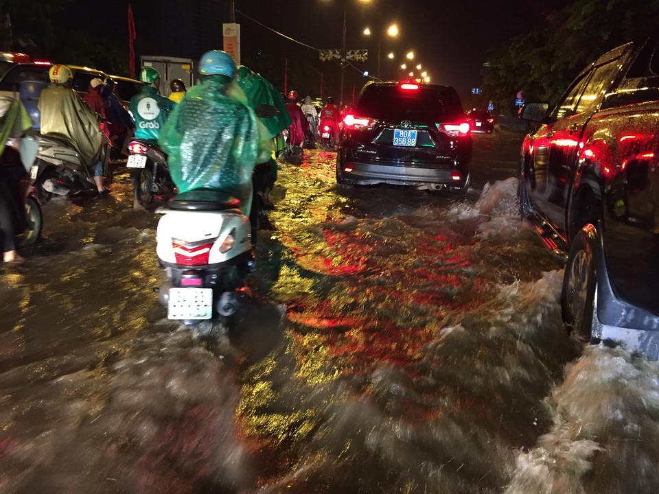 Ngập trên đường Giải phóng. (Nguồn: Trọng Đạt/TTXVN)