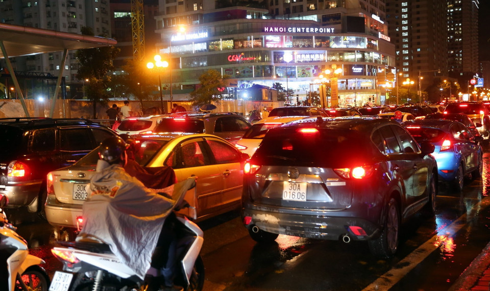 Trận mưa vào giờ tan tầm đã khiến cả tuyến đường Lê Văn Lương ùn tắc kéo dài nhiều km. (Nguồn: Huy Hùng/TTXVN)